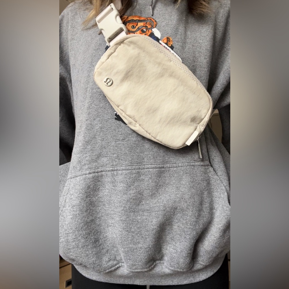 lululemon belt bag! 🥥